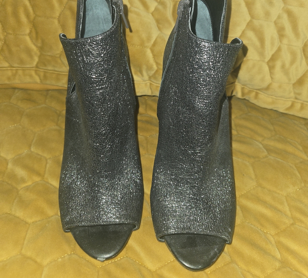 Guess Shimmering Black Peep-Toe Boots